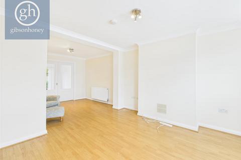 3 bedroom house to rent, Royal Crescent, Ruislip HA4