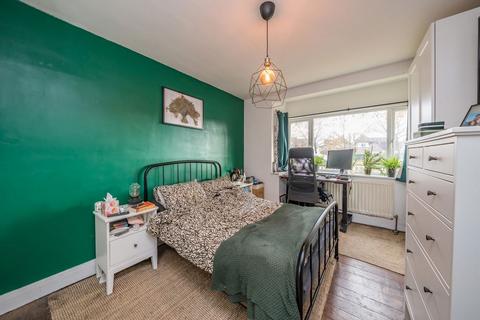 undefined, Chertsey Road, Twickenham TW2