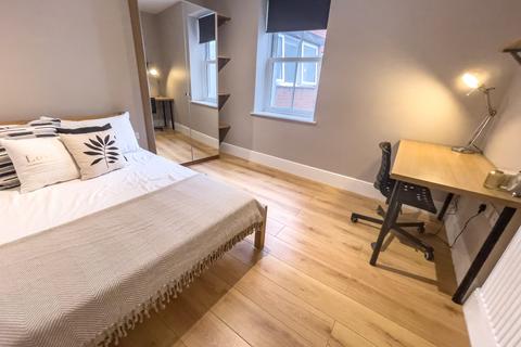5 bedroom flat to rent, Hardman Street, ,