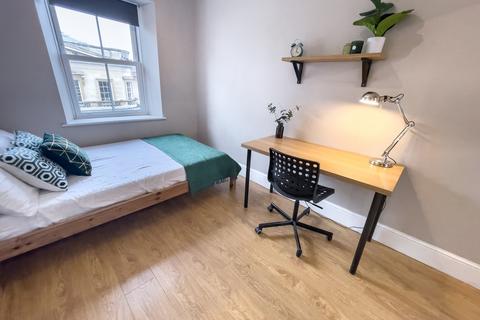 5 bedroom flat to rent, Hardman Street, ,