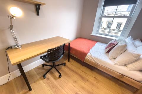 5 bedroom flat to rent, Hardman Street, ,