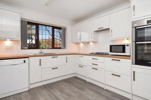 4 bedroom detached house for sale, Swallowcliffe, Bournes Green Catchment, Shoeburyness, Essex, SS3