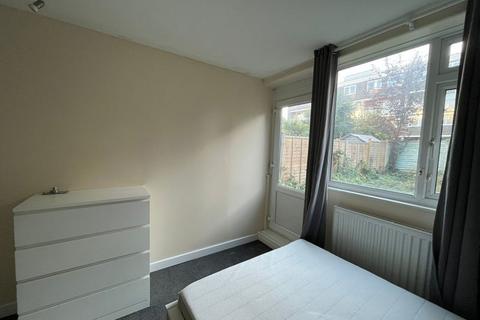 4 bedroom flat share to rent, Brudenell Road, London SW17