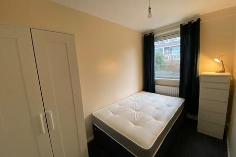 4 bedroom flat share to rent, Brudenell Road, London SW17