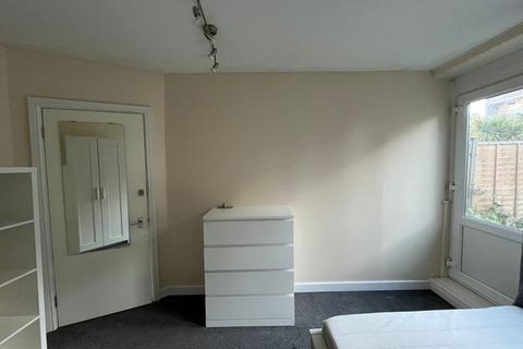 4 bedroom flat share to rent, Brudenell Road, London SW17