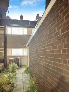3 bedroom end of terrace house to rent, Siviter Way, Dagenham, Essex