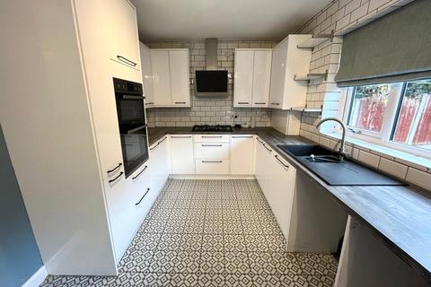 3 bedroom semi-detached house to rent, Evesham Road, Manchester M9