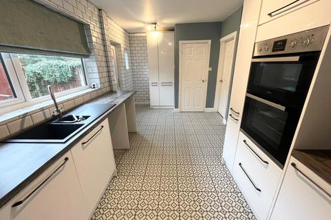 3 bedroom semi-detached house to rent, Evesham Road, Manchester M9