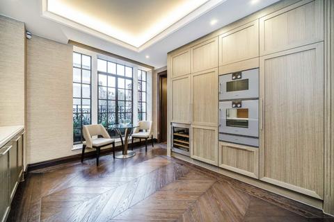 3 bedroom flat to rent, Chesterfield Hill, London W1J