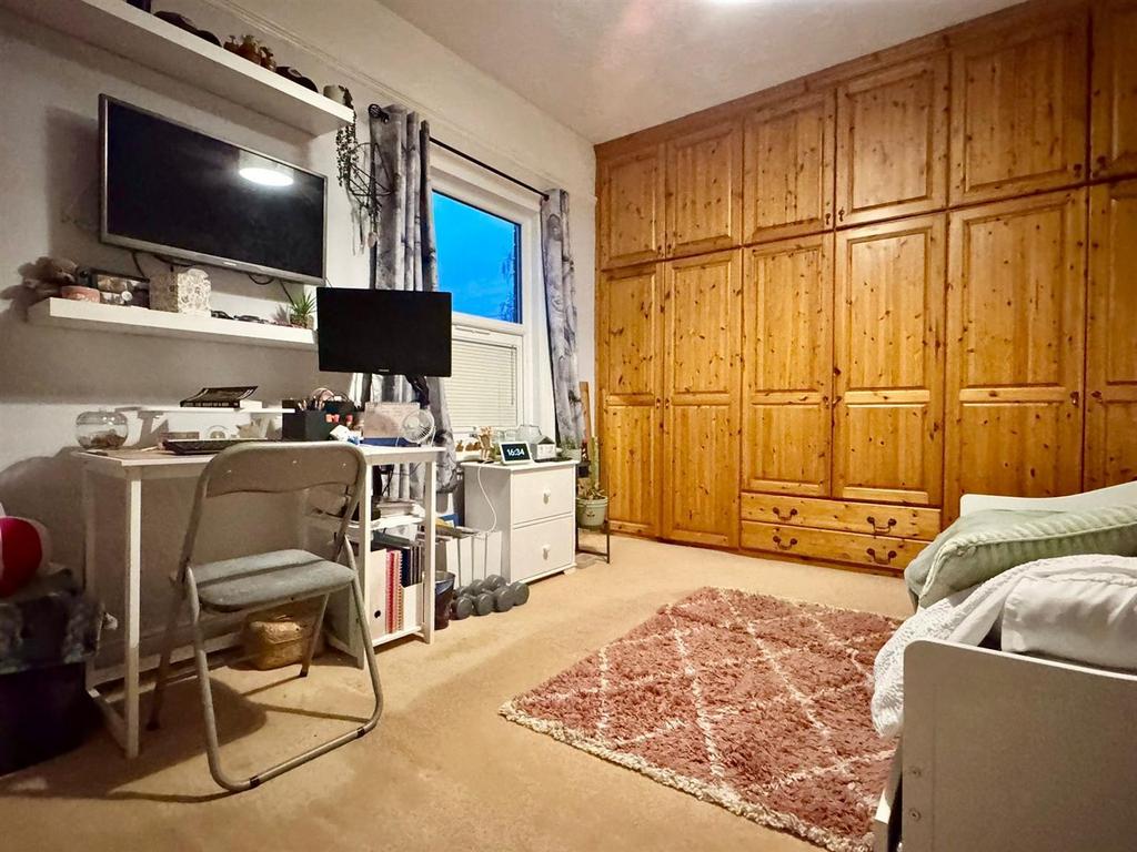 Master bedroom (2).jpg