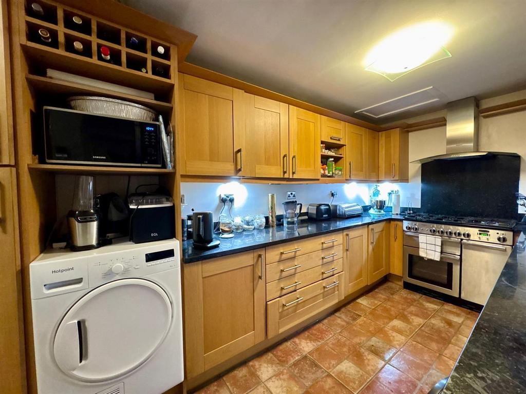 Kitchen (2).jpg