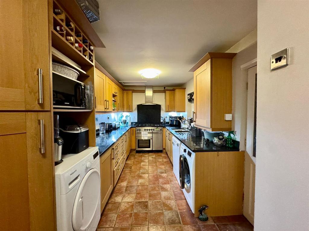 Kitchen (1).jpg