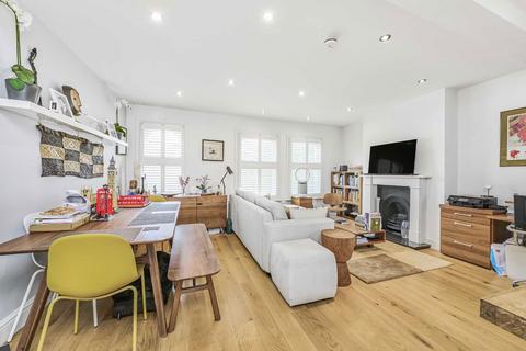 2 bedroom maisonette to rent, Vardens Road, London SW11