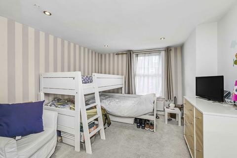2 bedroom maisonette to rent, Vardens Road, London SW11