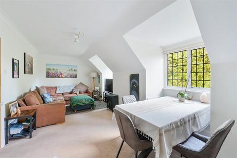 3 bedroom apartment for sale, Heath Drive, Walton On The Hill, Tadworth
