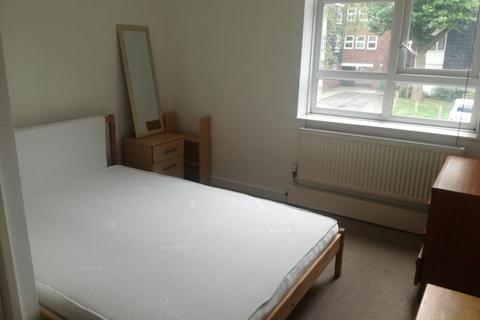 3 bedroom flat share to rent, Falcon Road, London SW11