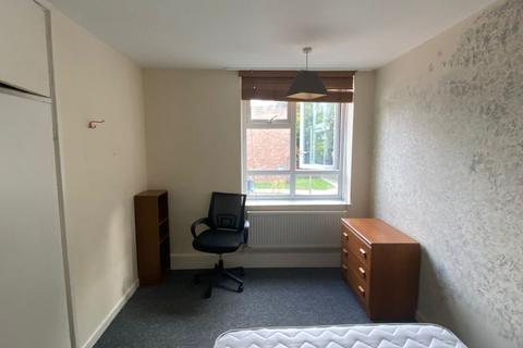 3 bedroom flat share to rent, Falcon Road, London SW11