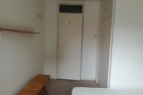 3 bedroom flat share to rent, Falcon Road, London SW11