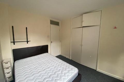 3 bedroom flat share to rent, Falcon Road, London SW11