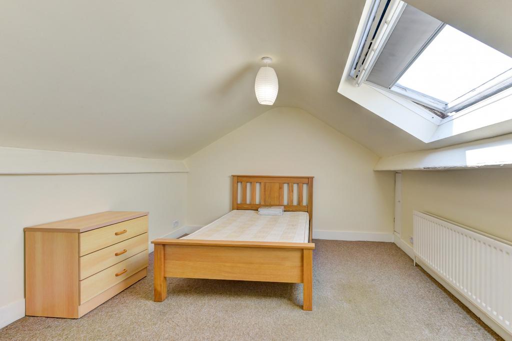 Bright and tidy single bedroom with a comfortab...