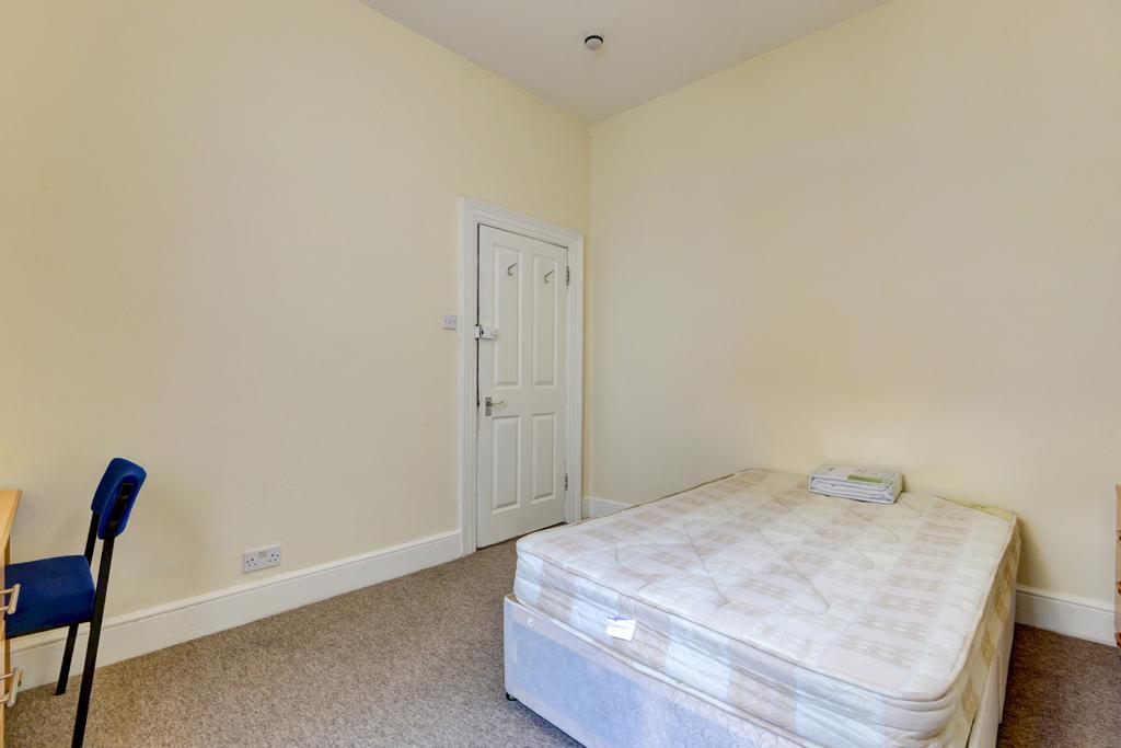 A spacious and bright double bedroom with a com...