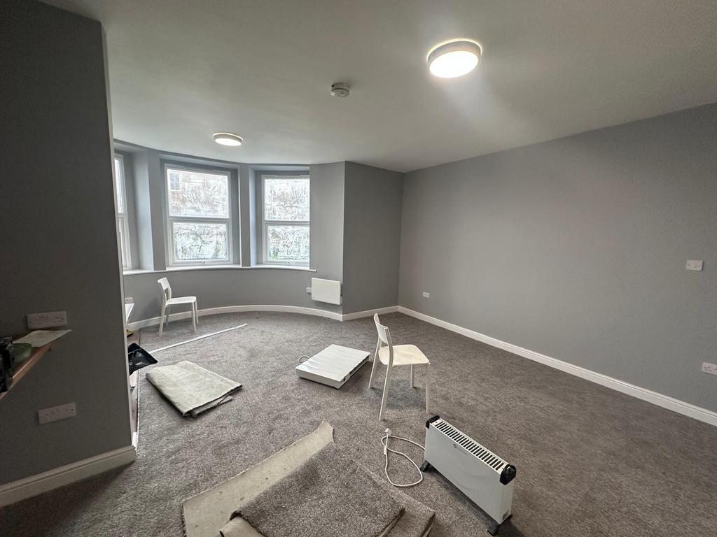 Bright, newly refurbished living space with a l...