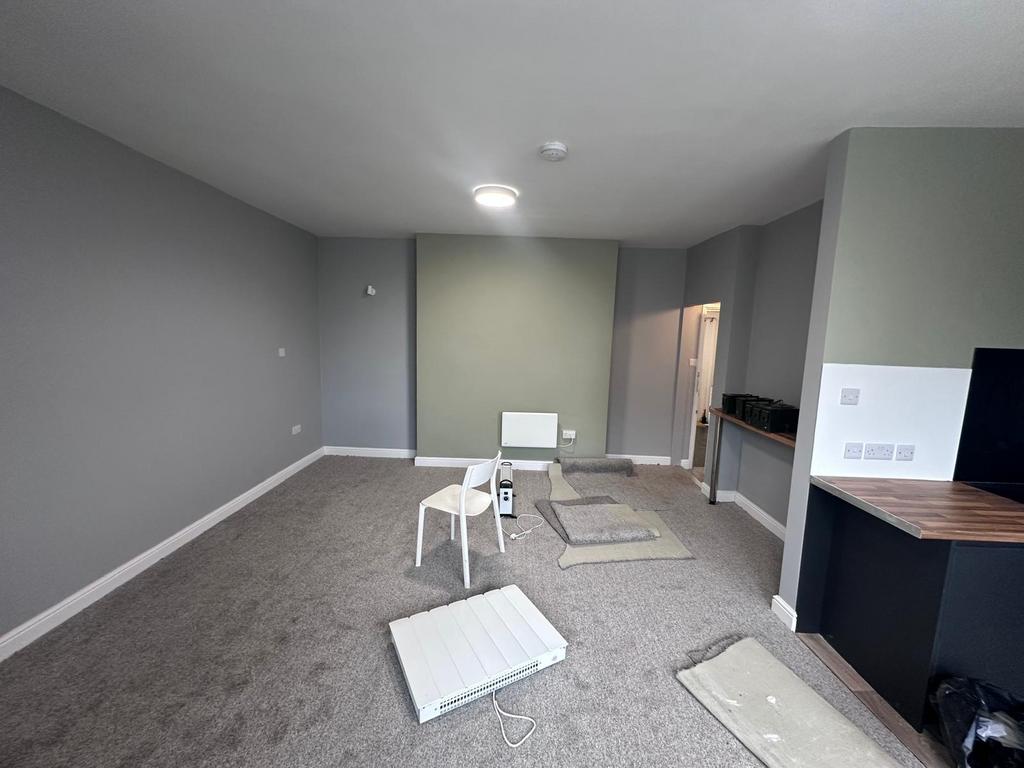 Bright, freshly redecorated living space with n...