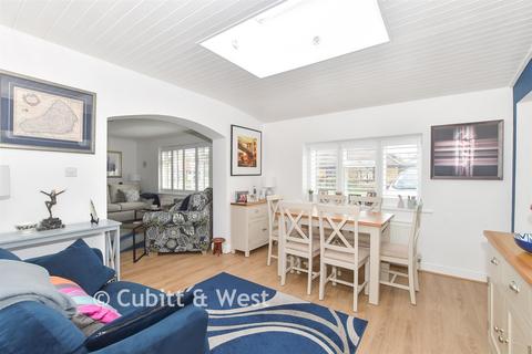 11 Wolverton Close, Horley, RH6 7LY
