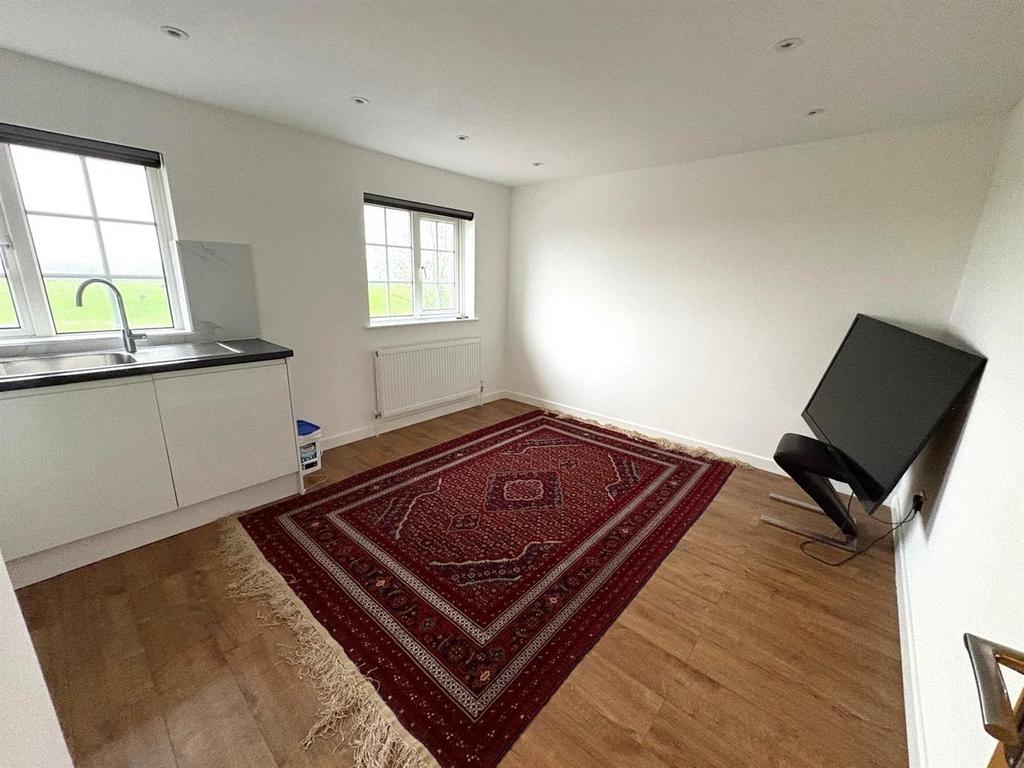 Lounge/Dining Room: