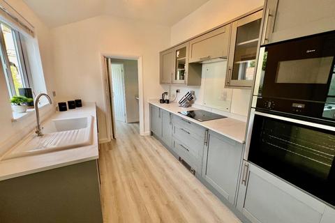 3 bedroom detached bungalow to rent, Harrington Road, Desborough, Kettering