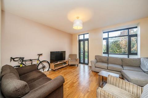 2 bedroom flat to rent, Putney Bridge Road, London SW18