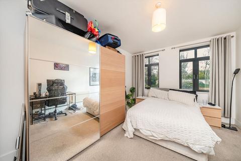 2 bedroom flat to rent, Putney Bridge Road, London SW18