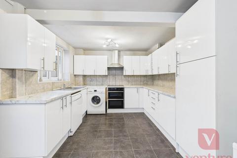 3 bedroom semi-detached house to rent, Petersham Close, Newport Pagnell MK16