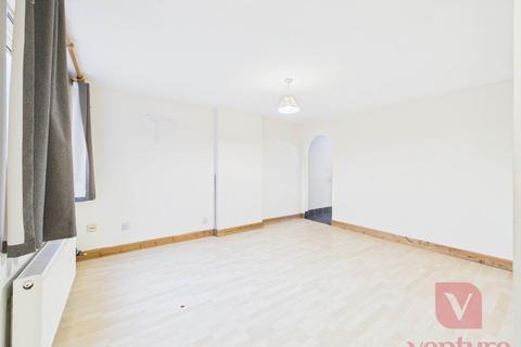 3 bedroom semi-detached house to rent, Petersham Close, Newport Pagnell MK16