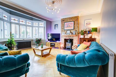 3 bedroom semi-detached house for sale, Leighton Avenue, Leigh-on-sea, SS9