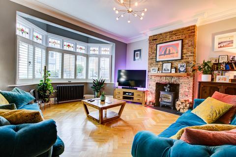 3 bedroom semi-detached house for sale, Leighton Avenue, Leigh-on-sea, SS9