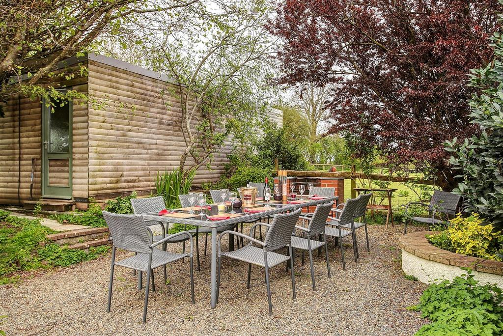 Garden dining 1 (1).jpg