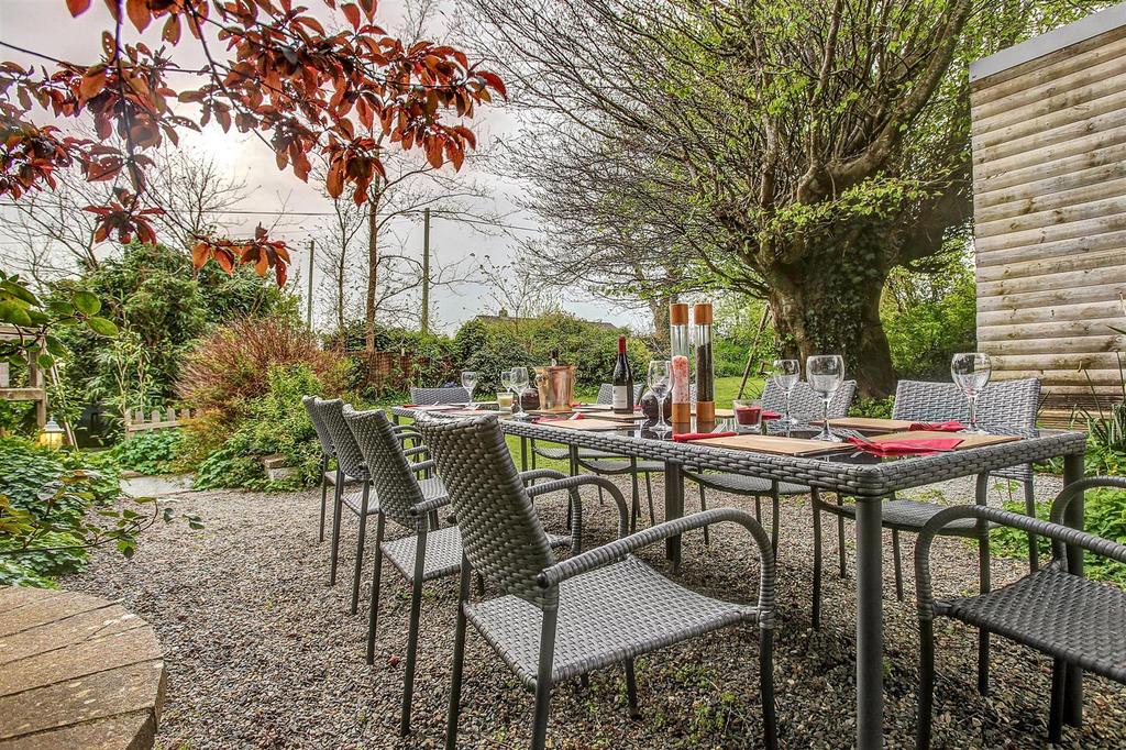 Garden dining (1).jpg