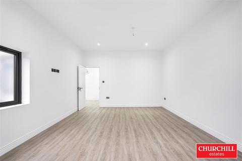 31 Hollybush Hill, London, E11 1PS