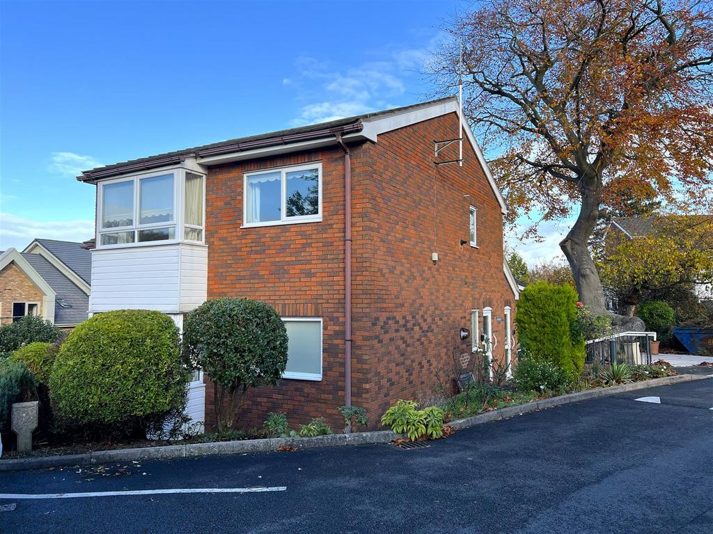 Detached house exterior, driveway