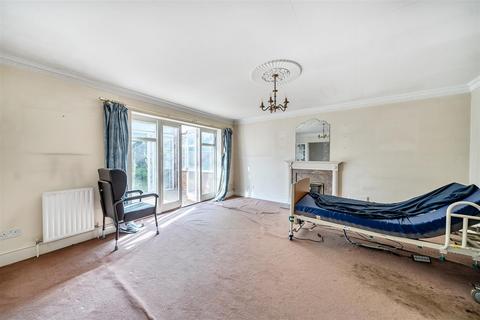 4 bedroom detached house for sale, Dunton Close, Surbiton
