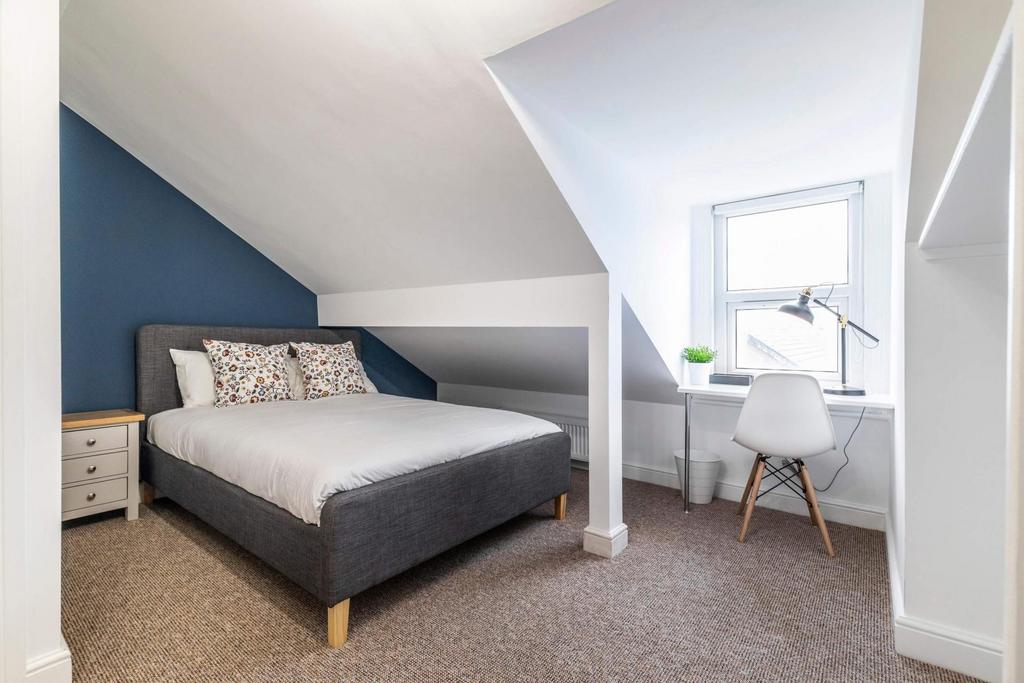 Bright, neatly presented double bedroom in a co...