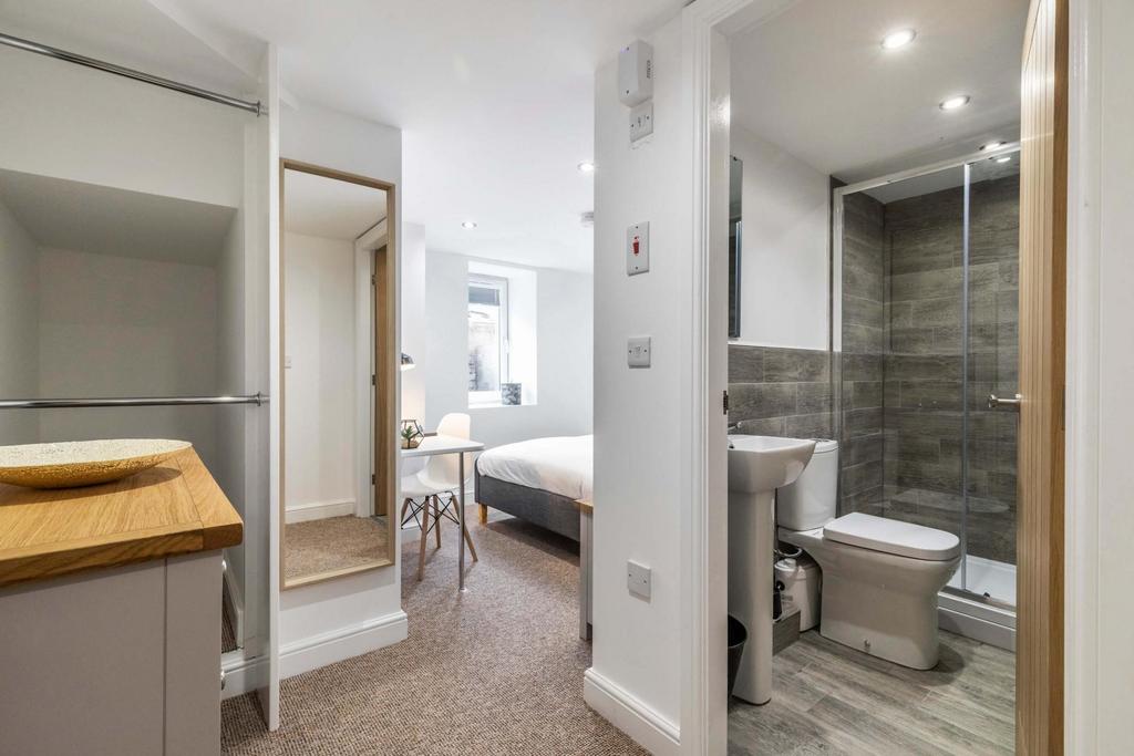 Bright, modern double bedroom with en-suite sho...