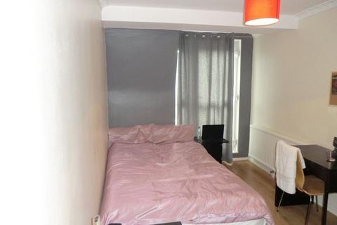 3 bedroom flat share to rent, Bishops Bridge Road, London W2