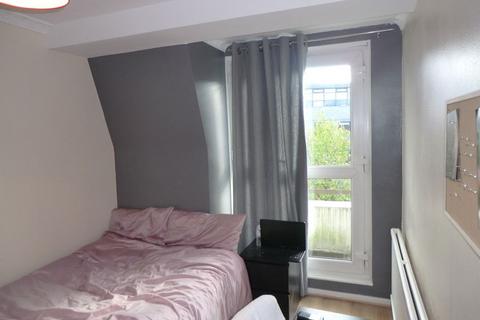 3 bedroom flat share to rent, Bishops Bridge Road, London W2