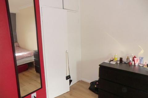 3 bedroom flat share to rent, Bishops Bridge Road, London W2