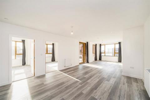 3 bedroom flat to rent, Ilderton Road, LONDON SE15
