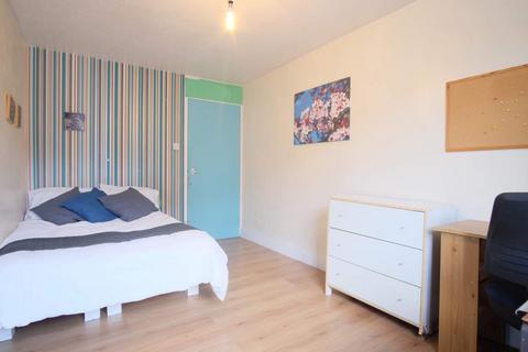 3 bedroom flat share to rent, McDermott Close, London SW11