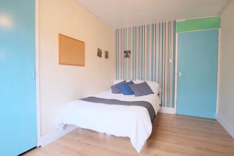 3 bedroom flat share to rent, McDermott Close, London SW11