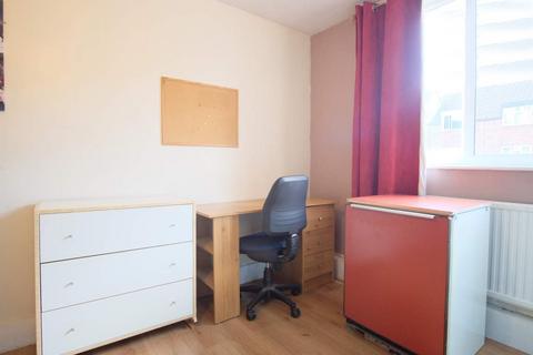 3 bedroom flat share to rent, McDermott Close, London SW11